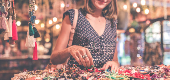 Locken Sie die Leute an Ihren Tisch auf dem Flohmarkt und halten Sie Wechselgeld bereit. Verschenken Sie auch mal was und halten Sie Ordnung.