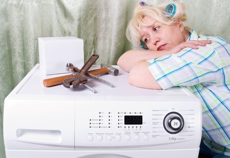 Wenn die Waschmaschine kaputt ist, kann ein Ratenkauf als kurzfristiger Kredit dienen. Doch Vorsicht, es lauern Kostenfallen. Foto: 123rf.com