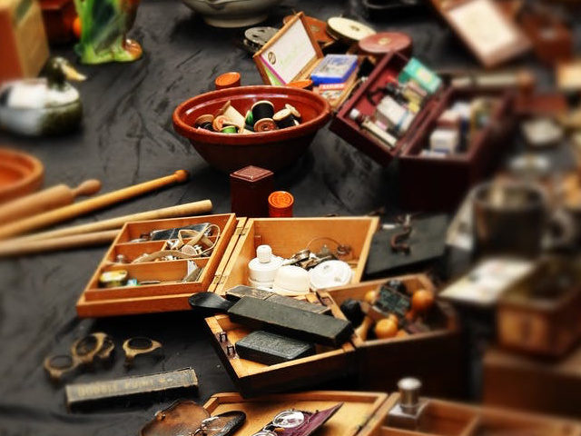 Locken Sie die Leute an Ihren Tisch auf dem Flohmarkt und halten Sie Wechselgeld bereit. Verschenken Sie auch mal was und halten Sie Ordnung. Geld verdienen, Schulden abbezahlen.