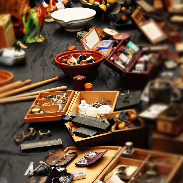 Locken Sie die Leute an Ihren Tisch auf dem Flohmarkt und halten Sie Wechselgeld bereit. Verschenken Sie auch mal was und halten Sie Ordnung. Geld verdienen, Schulden abbezahlen.